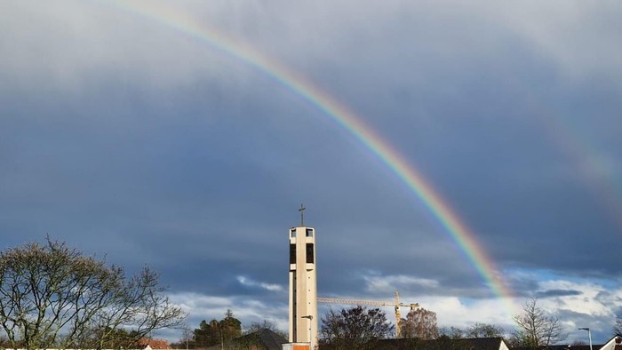 Evangelische Stadtkirche mit Regenbogen