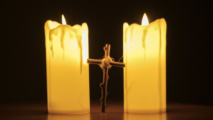 To candler, en lille figur mellem dem