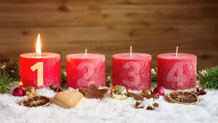 Fire røde adventstænder med numre 1-4 og juledekorationen