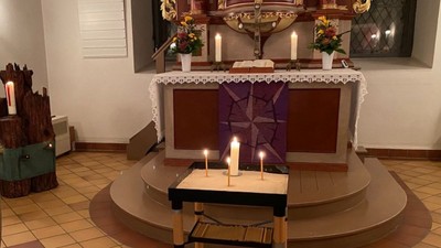 Kleiner Tisch mit 4 brennenden Kerzen vor dem Altar der Dorfkirche Alt-Wittenau