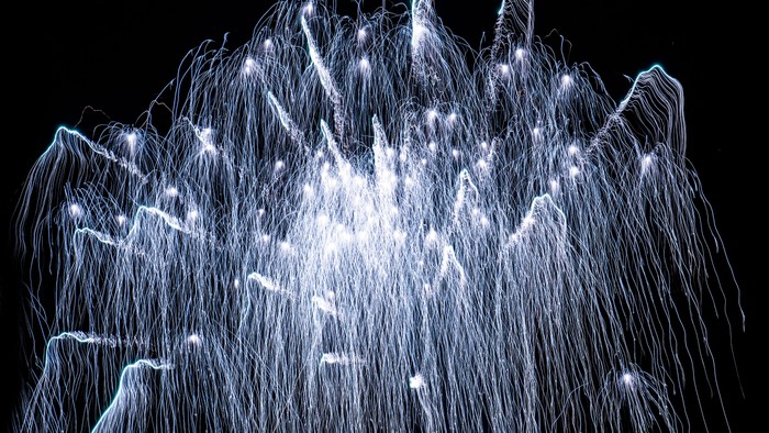 En fyrværkeriudbrud i sort himmel.