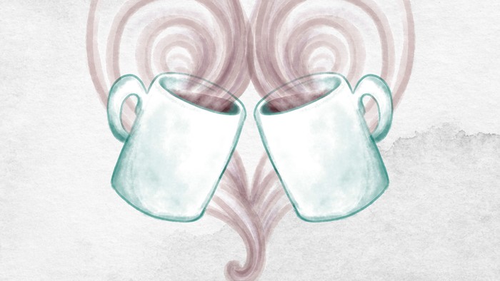 To mugs i form af et hjerte med damp.