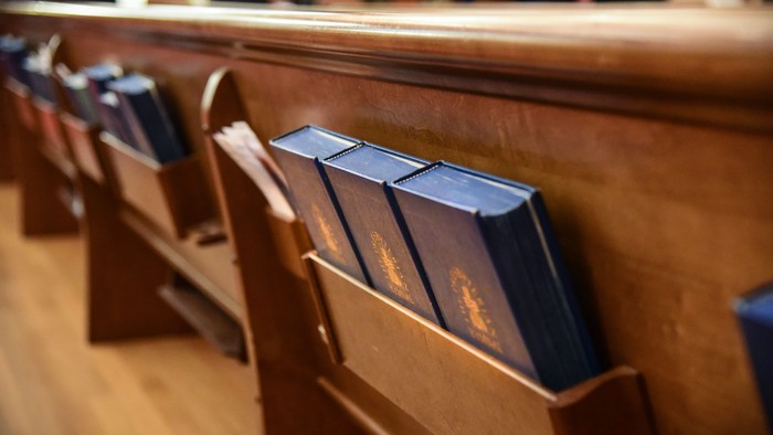 Bænke med håndskrifter i kirke.