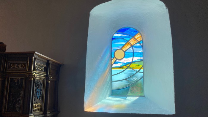 Et farverigt vinduesvogn med billede af en kugle og en stang