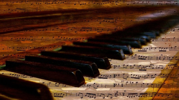 Ein Piano mit Notenblättern
