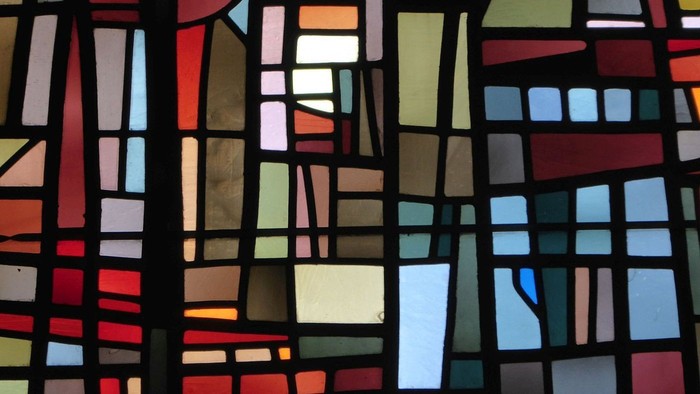 Buntes Glasfenster mit geometrischen Mustern