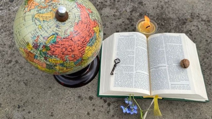 Bibel, Globus, Kerze