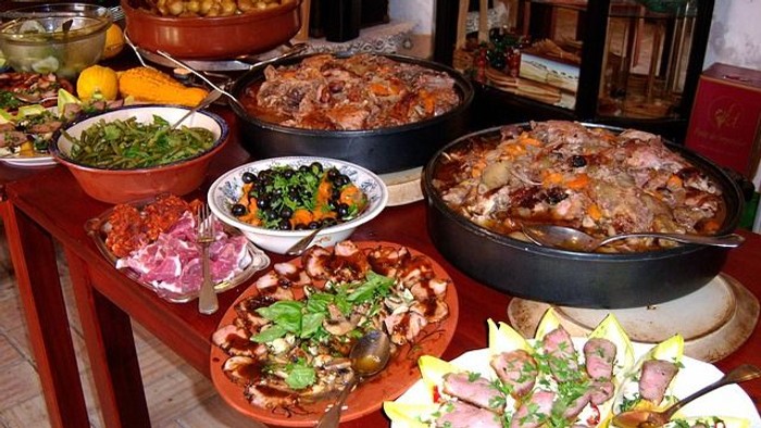 Vielseitiges Buffet mit Fleisch, Gemüse und Salaten