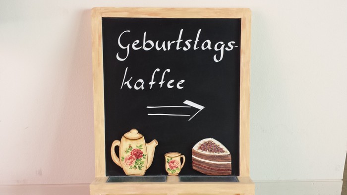 Das Schild bietet Geburtstagskaffee an
