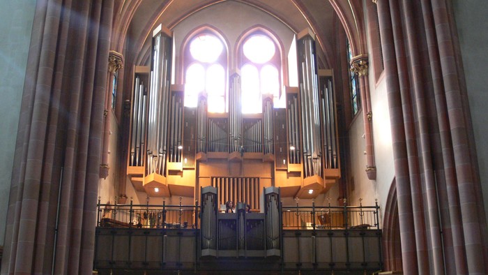 Große Kirchenorgel unter einem hohen Gewölbe