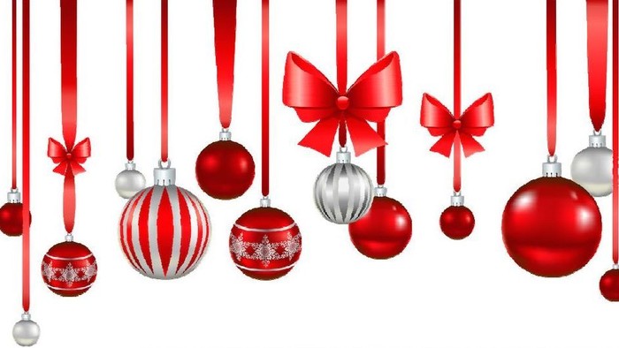 En del af juledekorationen med røde og sølv glaskugler og bænder.