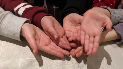 Zwei Personen halten sich an den Händen