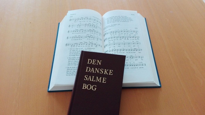 En bog med noter og en sort bog med teksten