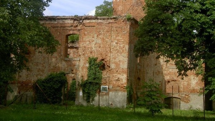 Kirchenruine in Lossow. Gedeckter Turm. Kirchenschiff ohne Dach und Fenster.