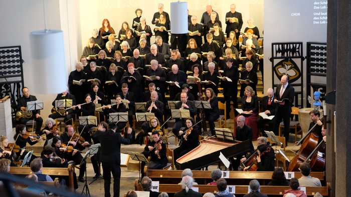 Foto von Chor und Orchester im Altarraum der Christuskirche