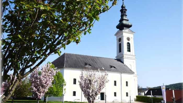 Bild einer Kirche mit Kirchturm und Bäumen, Einladung zur Gottesdienst am Reformationstag