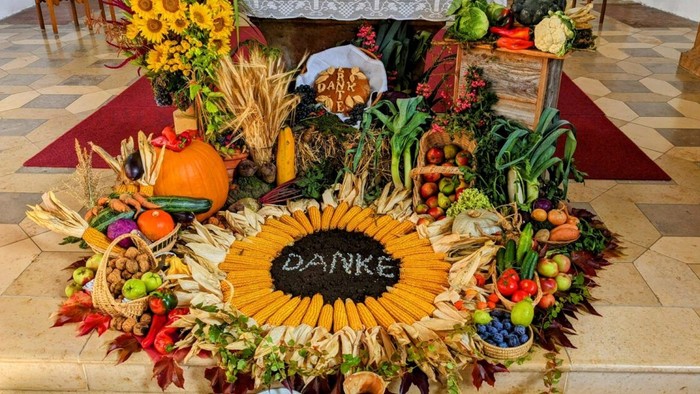 Ein herbstliches Dankesarrangement mit Gemüse und Blumen.