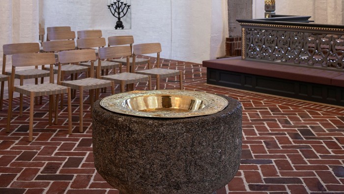 Rum med buegange og bord og stoler