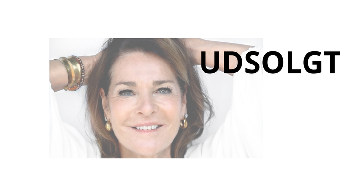 En smilende kvinde med hår, der bliver stylet med en hårtørrer, med teksten 