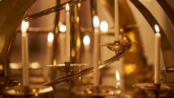 En række lysede lygter i mørkt indkaldende rum