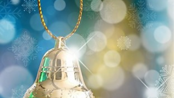 En glitrerende juleglocke med guldkæde og bjergtegn.