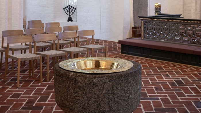 Rum med buegange og bord og stoler