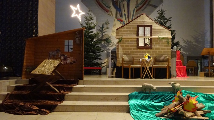 Eine Krippe mit verschiedenen Figuren und Dekorationen in einer Kirche