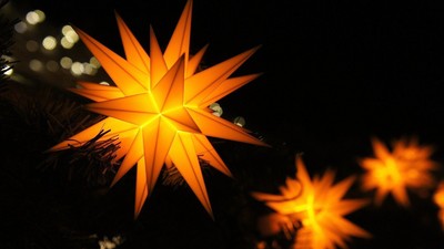 Leuchtende orangefarbene Sterne in der Dunkelheit