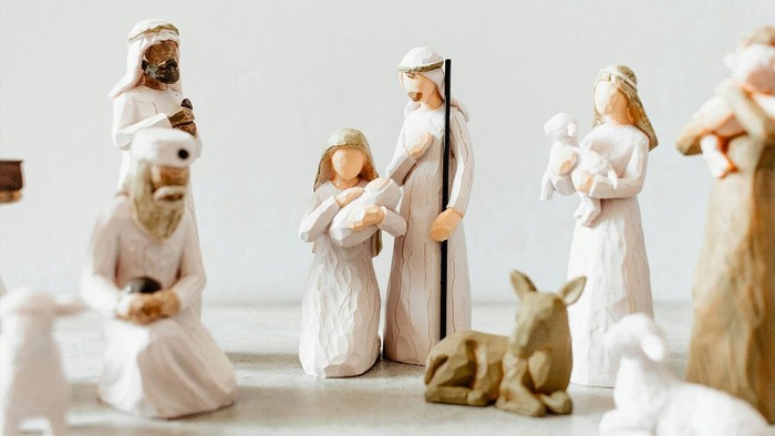 Eine Nativitätsszene mit verschiedenen Figuren, darunter Maria, Josef und das Jesuskind.
