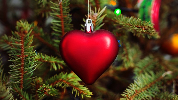 En rød hjerteformet pynt på juletree