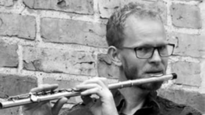 Mand spiller fløjte.