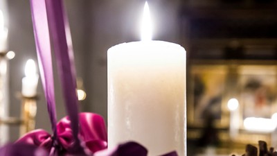 En lysende lyse med lilla bjørn og rød bue.