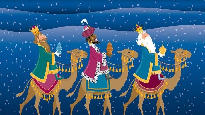 Tre konger på kameler i nattlig ørken.