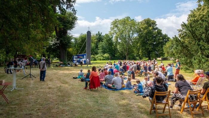 Menschen schauen auf einen Kletterturm