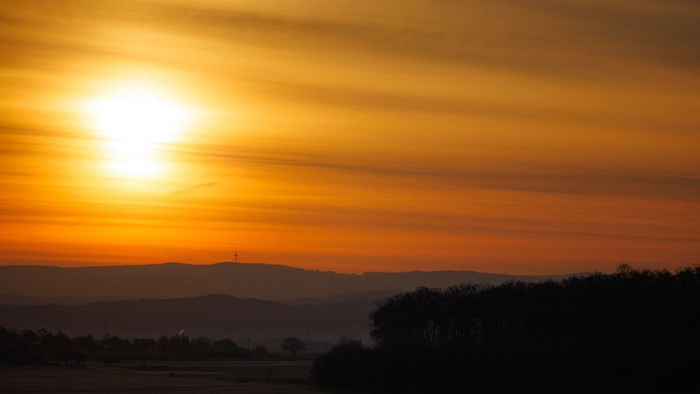Ein wunderschöner Sonnenuntergang über einem sanften Hügelland