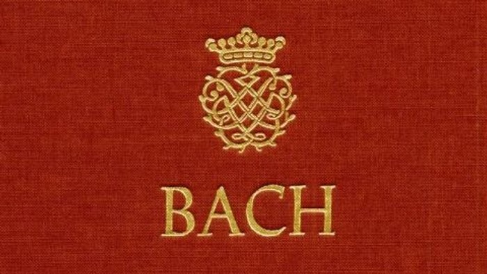 Ein rotes Buch mit goldenem Bach-Wappen und dem Namen