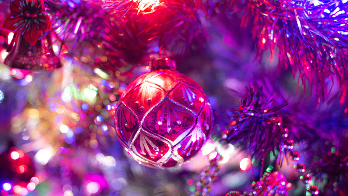 En juledekorationskugle hænger på et juletree
