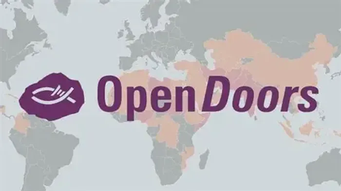 Logo für „OpenDoors“ mit einer Weltkarte, einem stilisierten Tür-Symbol und Text, der globalen Zugang oder Chancen bewirbt.