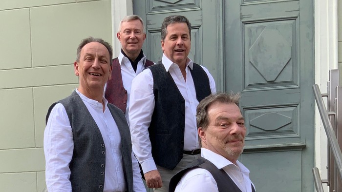 Gruppenfoto der 4 Sänger auf einer Treppe