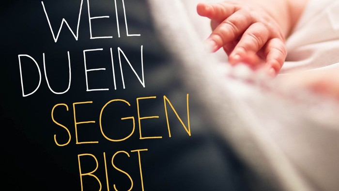 Ein Baby hält die Hand eines Erwachsenen,