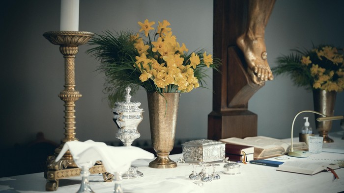 Bord med blomster, lysestage og smykker