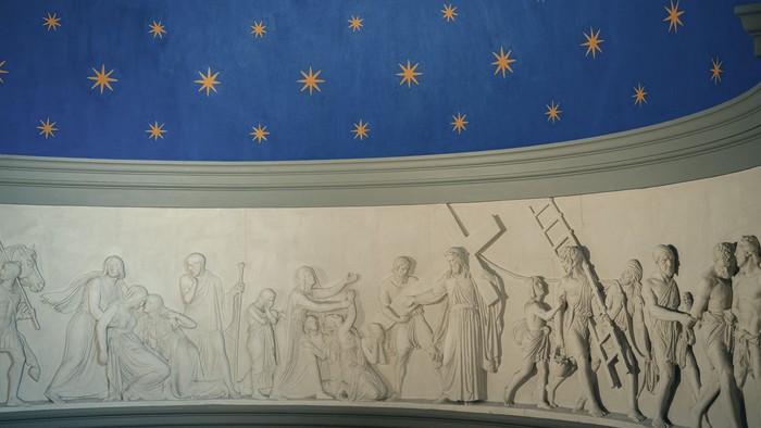 Freskomaleri, der forestiller en procession af klassiske figurer under en stjernehimmel med en himmelsk kuppel.
