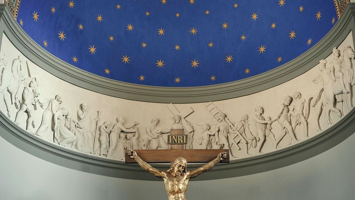 Alter med Jesus-statue og blå hvelv.