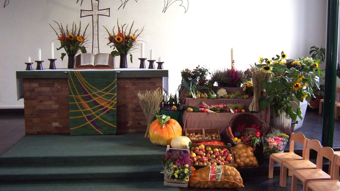 Gepflegte Kirche mit Blumen, Kerzen und Dekorationen
