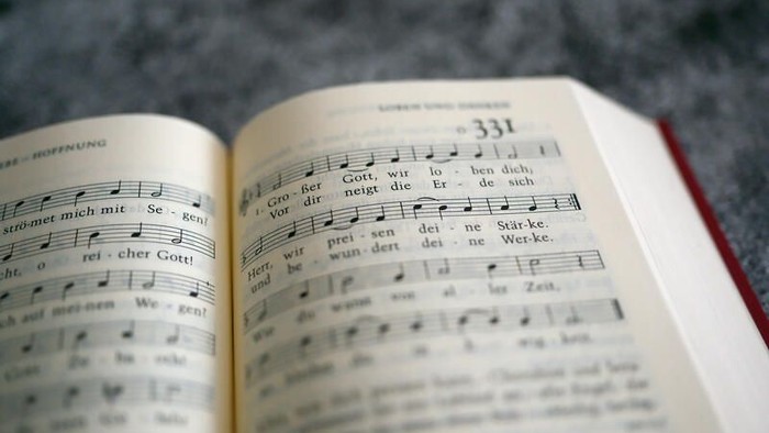 Offenes Buch mit Noten und deutschem Text