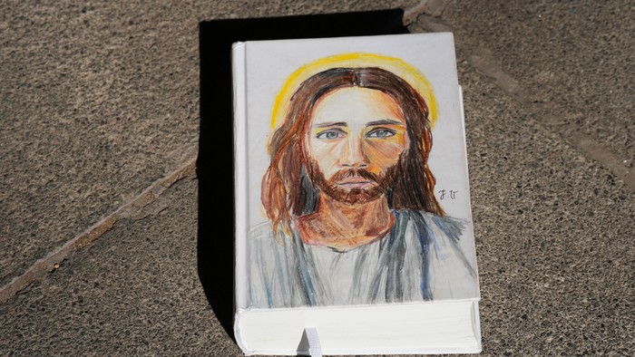 Eine selbstgestaltete Bibel mit dem Jesusportrait