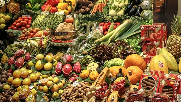 Flyer für einen Open-Air Gottesdienst mit einem Marktstand voller Obst und Gemüse