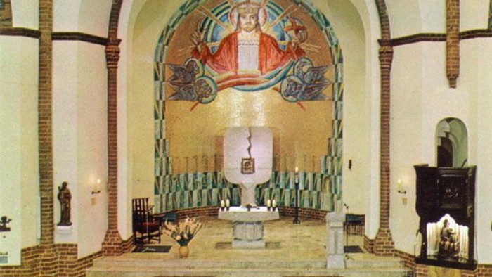 Innenraum einer Kirche mit Altar und Bänken