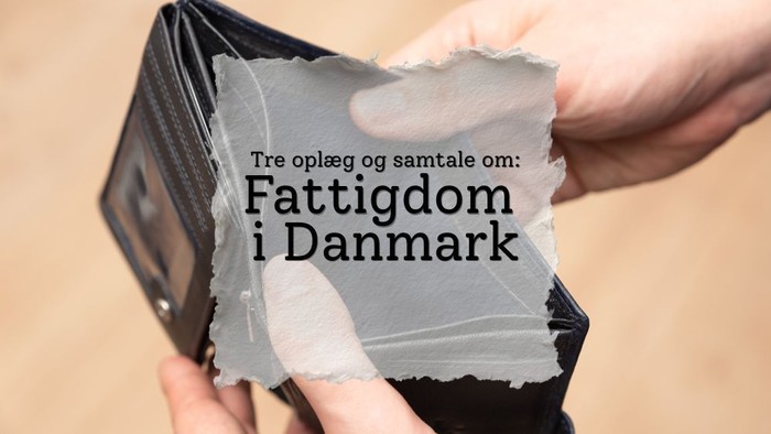 En hånd holder en flænset tegnebog med tekst, der diskuterer fattigdom i Danmark, med titlen *