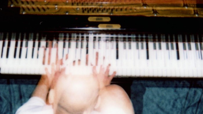 Ein Baby spielt auf einem Klavier